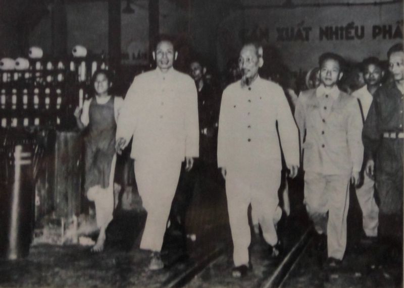 Năm 1957, Bác Hồ về thăm Nhà máy dệt Nam Định. Ảnh tư liệu