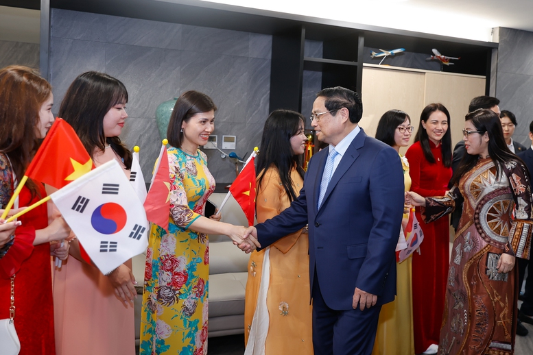 Thủ tướng Phạm Minh Chính và Phu nhân gặp gỡ cán bộ, nhân viên Đại sứ quán, các cơ quan đại diện Việt Nam và đại diện cộng đồng người Việt Nam tại Hàn Quốc - Ảnh: VGP/Nhật Bắc