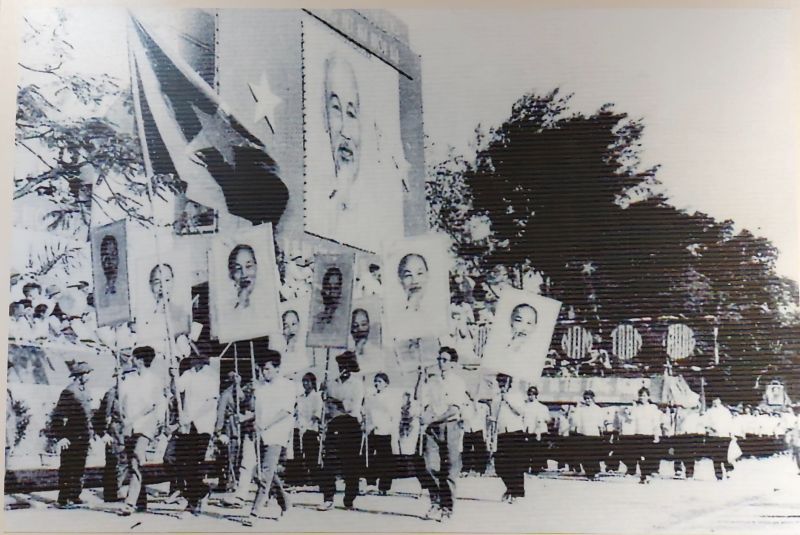 Nhân dân thành phố Nam Định mít tinh chào mừng ngày miền Nam hoàn toàn giải phóng tại Quảng trường Hòa Bình (ngày 30/4/1975)