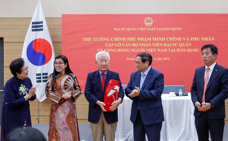 Thủ tướng và Phu nhân tặng quà lưu niệm cho bà con kiều bào - Ảnh: VGP/Nhật Bắc