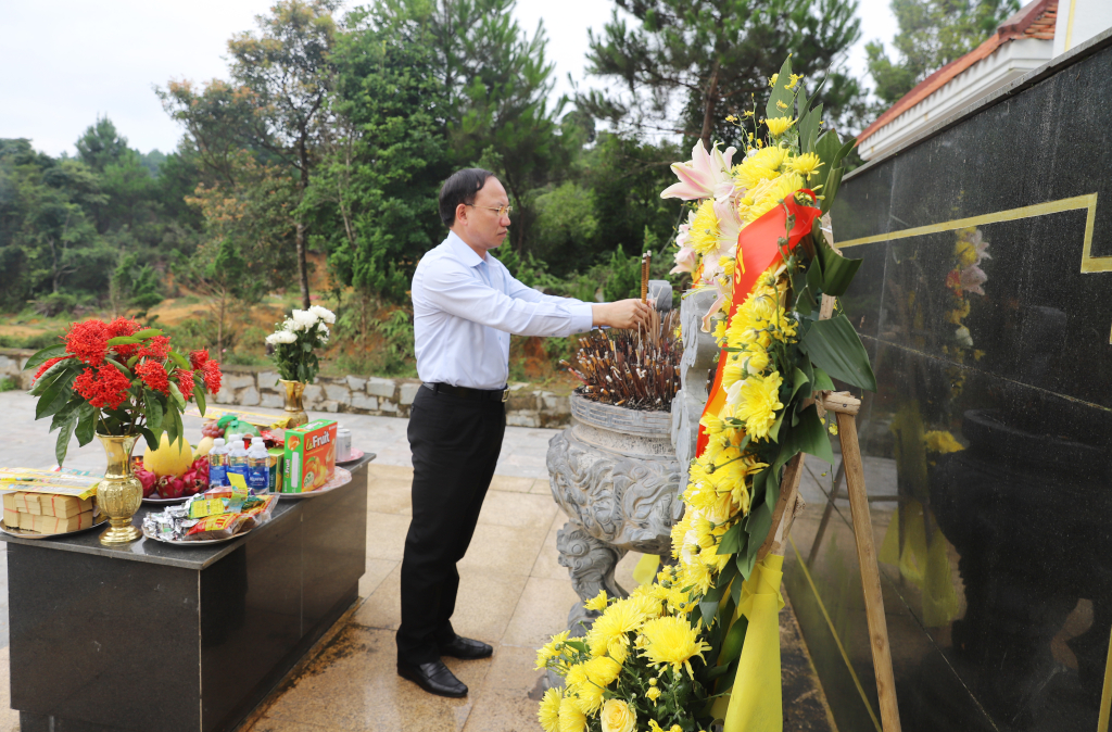 Ông Nguyễn Xuân Ký, Ủy viên Trung ương Đảng, Bí thư Tỉnh ủy, Chủ tịch HĐND tỉnh Quảng Ninh dâng hương tưởng niệm các anh hùng liệt sĩ.