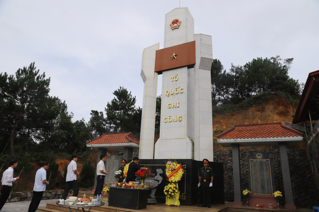 Các đại biểu dâng hương tại Đài tưởng niệm anh hùng liệt sĩ trên Cao Ba Lanh.