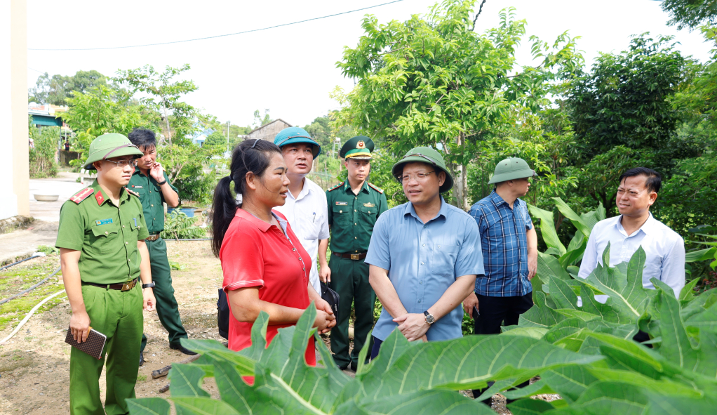 Phó Chủ tịch UBND tỉnh Quảng Ninh Nghiêm Xuân Cường kiểm tra phòng chống dịch tả lợn Châu Phi trên địa bàn thành phố Móng Cái.
