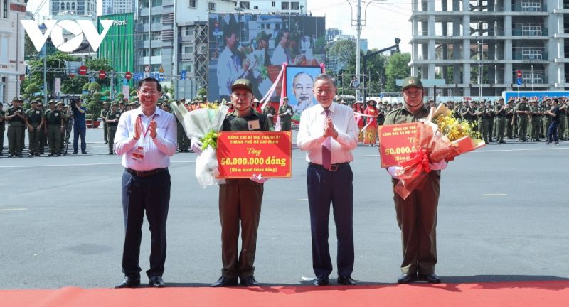 Chủ tịch nước Tô Lâm tặng quà động viên lực lượng