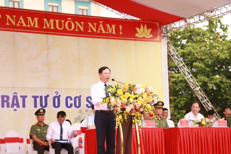 Đồng chí Lê Ánh Dương - Chủ tịch UBND tỉnh phát biểu giao nhiệm vụ.