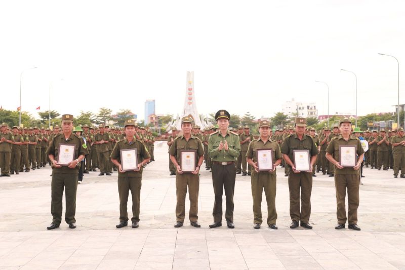 Giám đốc Công an tỉnh trao Giấy ghi nhận cho Lực lượng tham gia Bảo vệ ANTT ở cơ sở