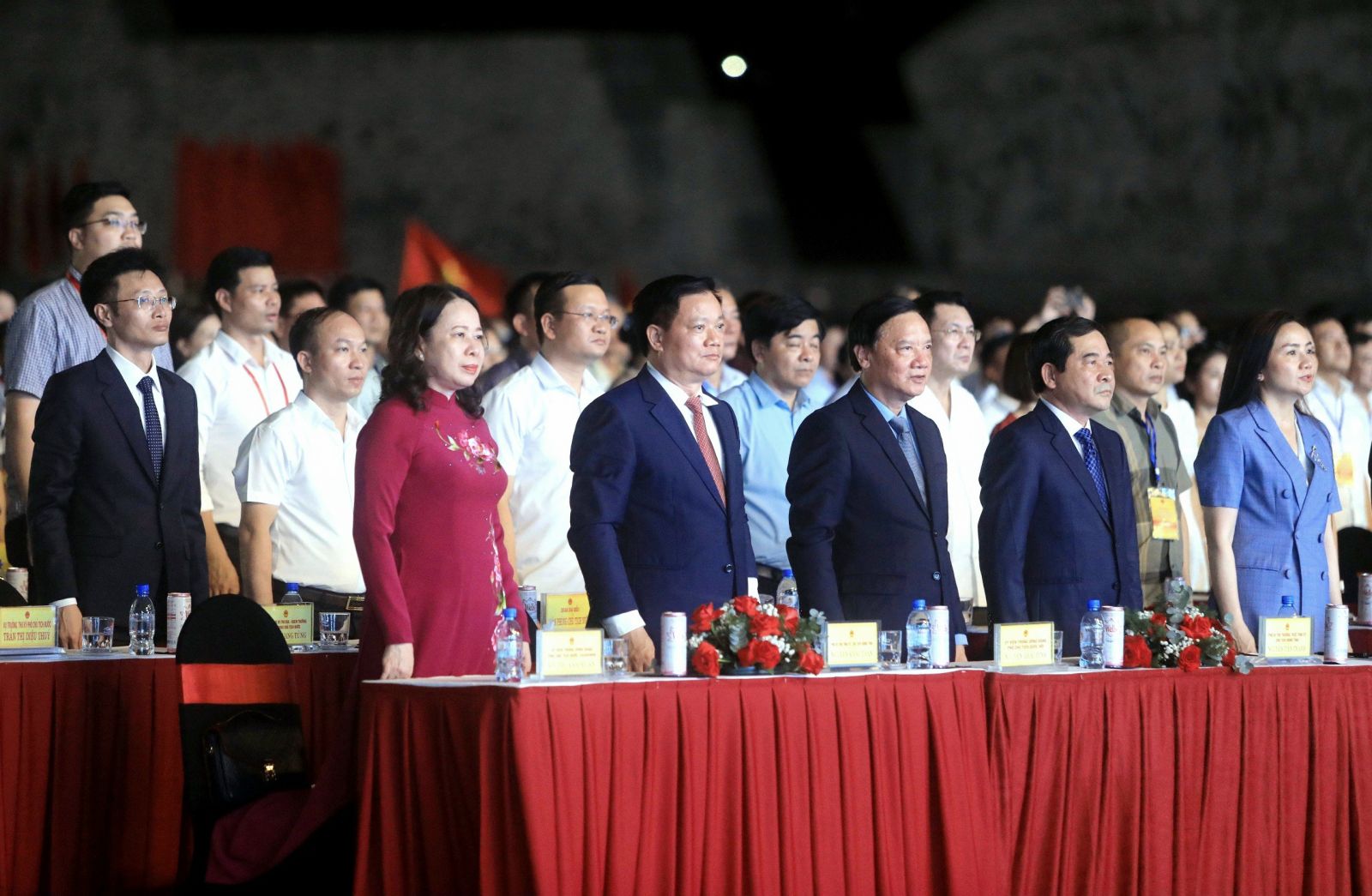 Các đồng chí lãnh đạo, nguyên lãnh đạo Đảng, Nhà nước cùng các đồng chí lãnh đạo tỉnh và các đại biểu dự lễ kỷ niệm