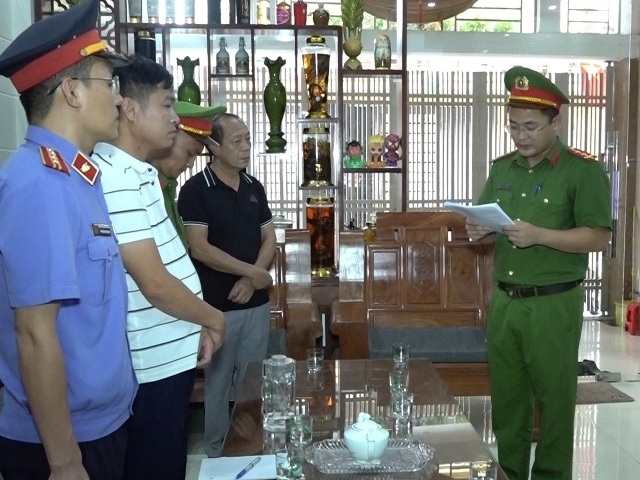 Công bố quyết định khởi tố và đọc lệnh bắt bị can để tạm giam đối với Nguyễn Bá Ngọc.