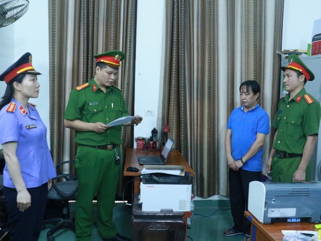 Công bố quyết định khởi tố và đọc lệnh bắt bị can để tạm giam đối với Phan Hồng Sơn.