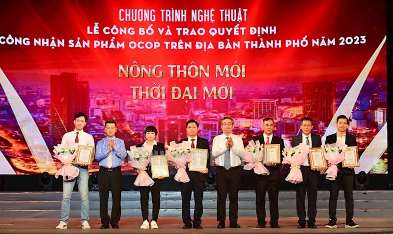 Lãnh đạo TP. Hồ Chí Minh trao quyết định cho 6 chủ thể với 43 sản phẩm đạt OCOP 4 sao