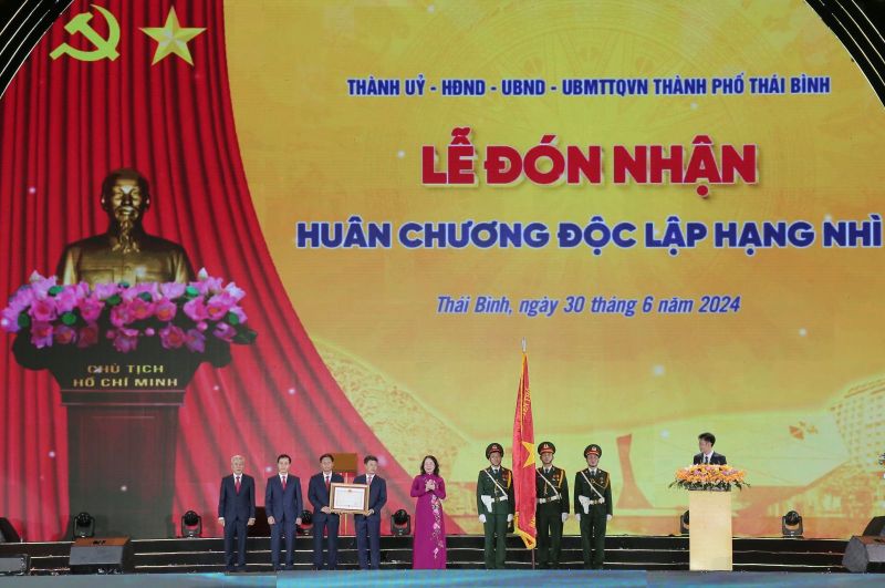 Đồng chí Võ Thị Ánh Xuân, Ủy viên Ban Chấp hành Trung ương Đảng, Phó Chủ tịch nước trao Huân chương Độc lập hạng Nhì tặng Đảng bộ, chính quyền và nhân dân thành phố Thái Bình.