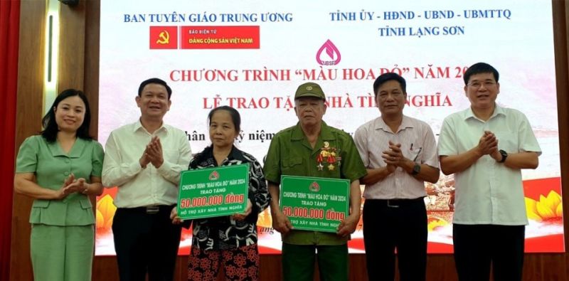 Ban Tổ chức chương trình “Màu hoa đỏ” cùng các đại biểu trao tặng kinh phí hỗ trợ xây dựng nhà tình nghĩa cho 2 gia đình thương binh tại phường Tam Thanh, thành phố Lạng Sơn