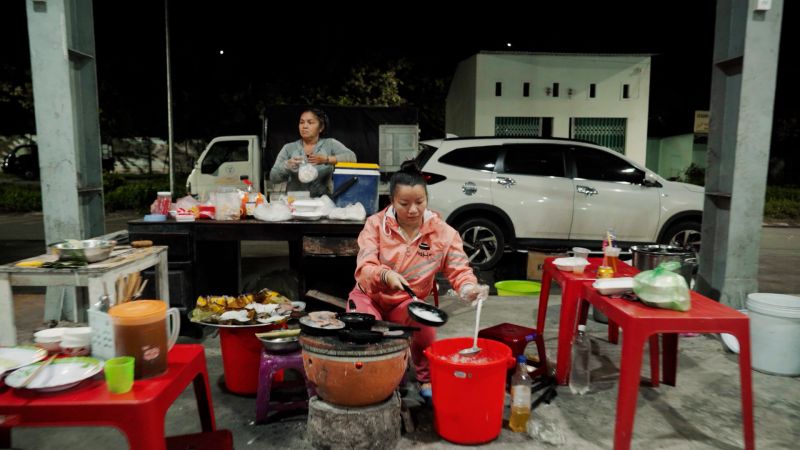 Nhờ nguồn vốn vay từ F88, chị Nguyễn Thị Bạch Huệ đã mở quán ăn của riêng mình tại chợ Đầu mối phía Nam thành phố Kon Tum