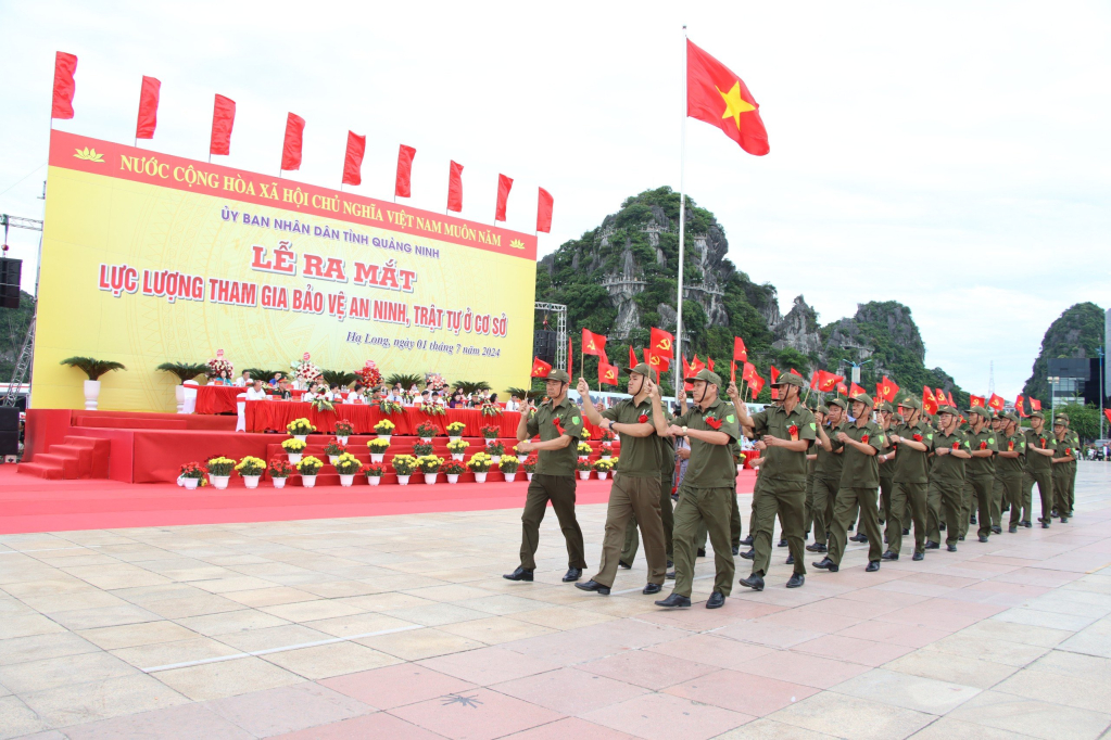 Các lực lượng tham gia bảo vệ an ninh trật tự ở cơ sở diễu hành tại buổi lễ.