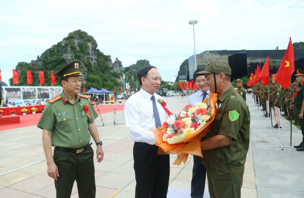Ông Nguyễn Xuân Ký, Ủy viên Trung ương Đảng, Bí thư Tỉnh ủy, Chủ tịch HĐND tỉnh, tặng hoa chúc mừng, động viên các Tổ bảo vệ an ninh, trật tự trên địa bàn TP Hạ Long.