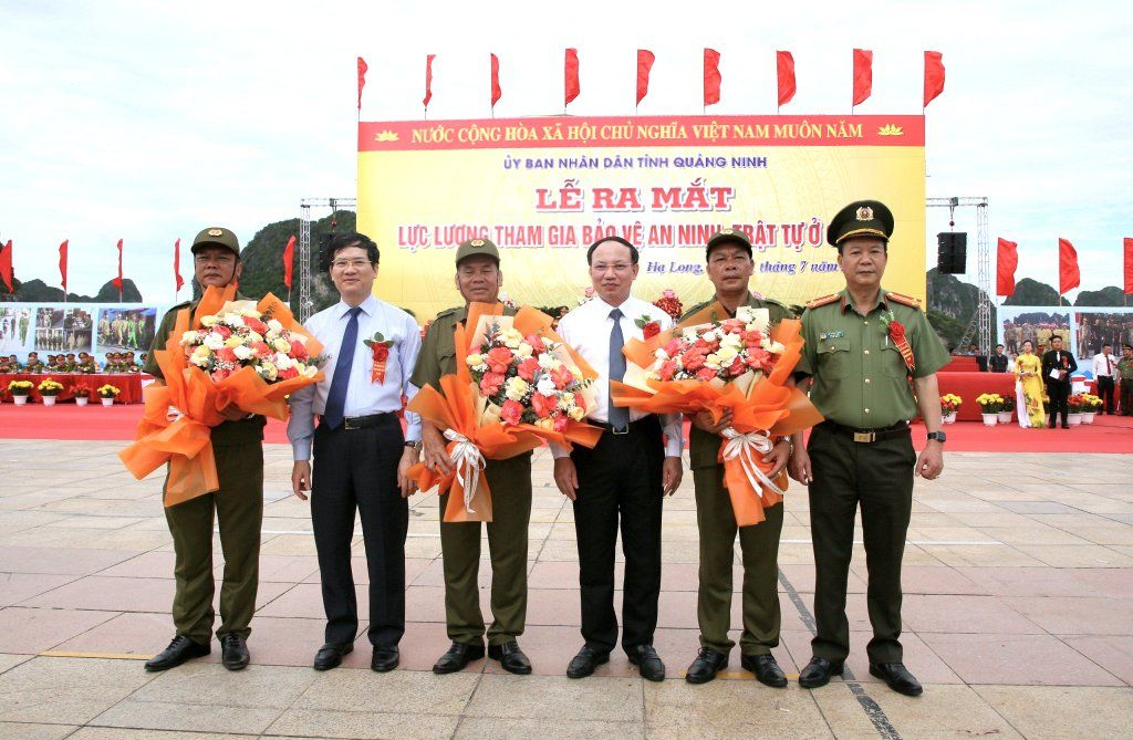 Bí thư Tỉnh ủy, Chủ tịch HĐND tỉnh Quảng Ninh cùng lãnh đạo Công an tỉnh, TP Hạ Long chụp ảnh lưu niệm cùng các thành viên Tổ bảo vệ an ninh, trật tự.