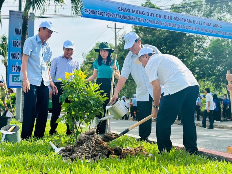 Giám đốc BIDV - Chi nhánh Phú Mỹ Nguyễn Thanh Thủy cùng đại diện chính quyền địa phương trồng cây xanh chỉnh trang đô thị