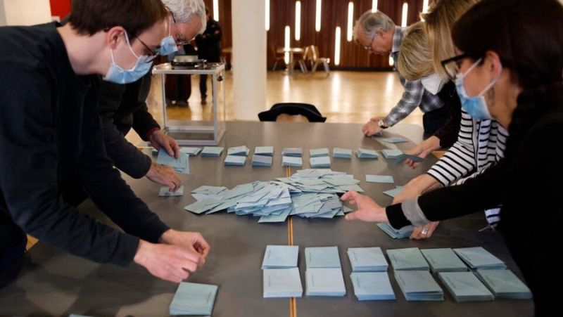 Phiếu bầu giấy được được kiểm đếm thủ công tại mỗi cuộc bầu cử ở Pháp. (Nguồn: AP)