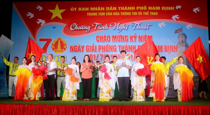 Lãnh đạo thành phố Nam Định tặng hoa chúc mừng các nghệ sĩ