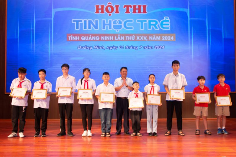 Ban tổ chức trao giải nhất cho các thí sinh xuất sắc của các bảng.