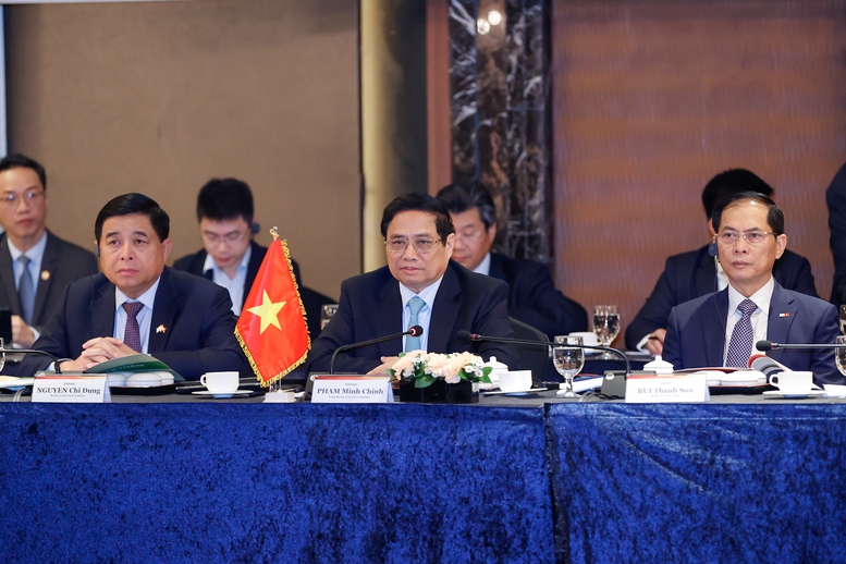 Sáng 1/7, Thủ tướng Phạm Minh Chính có cuộc Tọa đàm bàn tròn với lãnh đạo gần 20 tập đoàn lớn hàng đầu của Hàn Quốc trong các lĩnh vực - Ảnh: VGP/Nhật Bắc