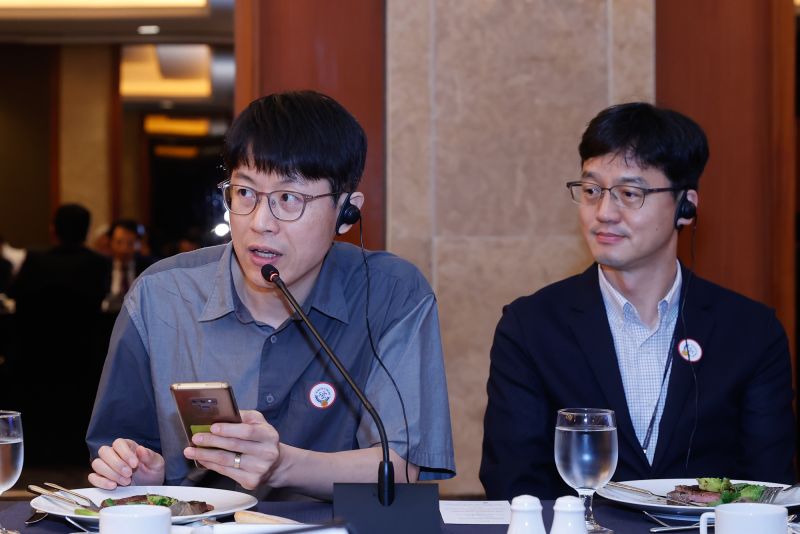 Các chuyên gia, nhà khoa học Hàn Quốc đánh giá cao chiến lược phát triển dựa vào đổi mới sáng tạo, khoa học công nghệ của Việt Nam, trong đó có ngành bán dẫn và trí tuệ nhân tạo - Ảnh: VGP/Nhật Bắc