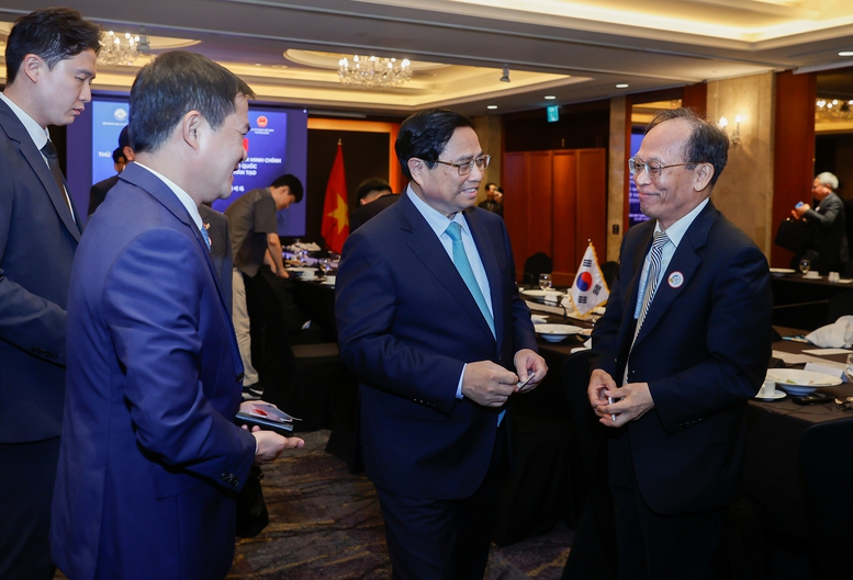 Thủ tướng Phạm Minh Chính trao đổi với các chuyên gia, nhà khoa học Hàn Quốc - Ảnh: VGP/Nhật Bắc
