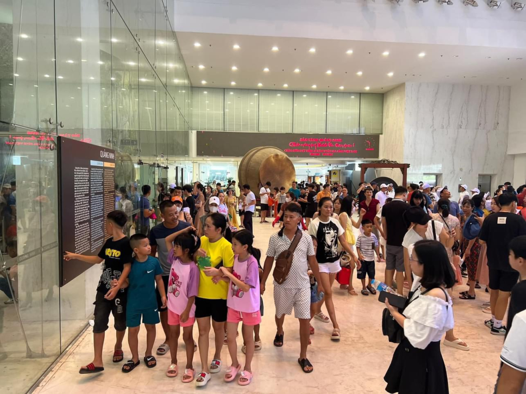 Trên 20.000 lượt khách tới tham quan tại Bảo tàng Quảng Ninh dịp cuối tuần.