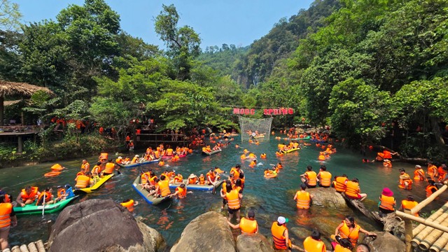 Nhiều địa điểm du lịch hấp dẫn tại Quảng Bình đang thu hút nhiều du khách đến tham quan, nghỉ dưỡng.
