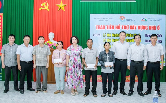 : Lãnh đạo huyện Krông Bông và các đơn vị trao tiền hỗ trợ cho các hộ nghèo tại xã Cư Pui