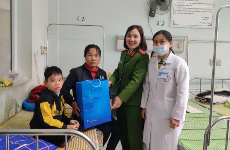 Tặng quà cho bệnh nhân điều trị tại Trung tâm Y tế huyện Sông Lô.