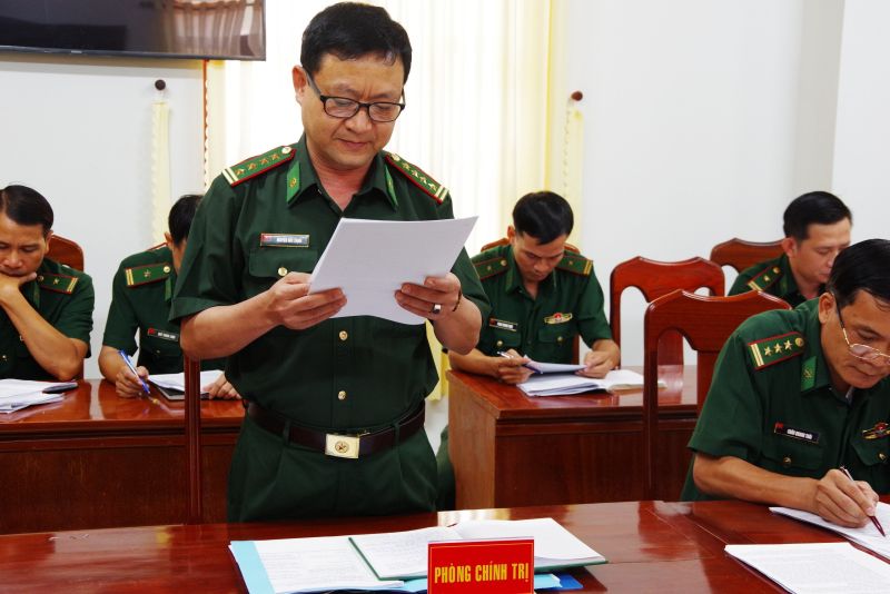Đại tá Nguyễn Đức Trịnh, Chủ nhiệm Chính trị BĐBP tỉnh thông qua báo cáo sơ kết công tác đảng, công tác chính trị 6 tháng đầu năm 2024