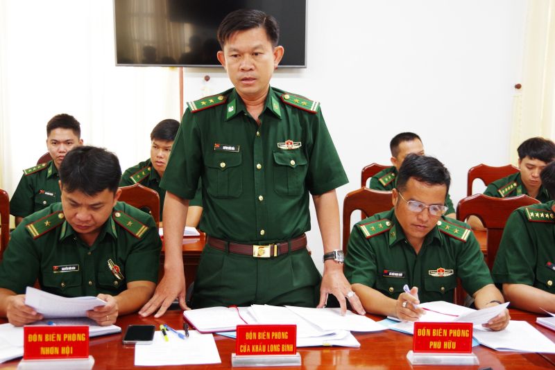 Trung tá Huỳnh Hữu Hòa, Chính trị viên Đồn Biên phòng cửa khẩu Long Bình phát biểu tham luận tại Hội nghị