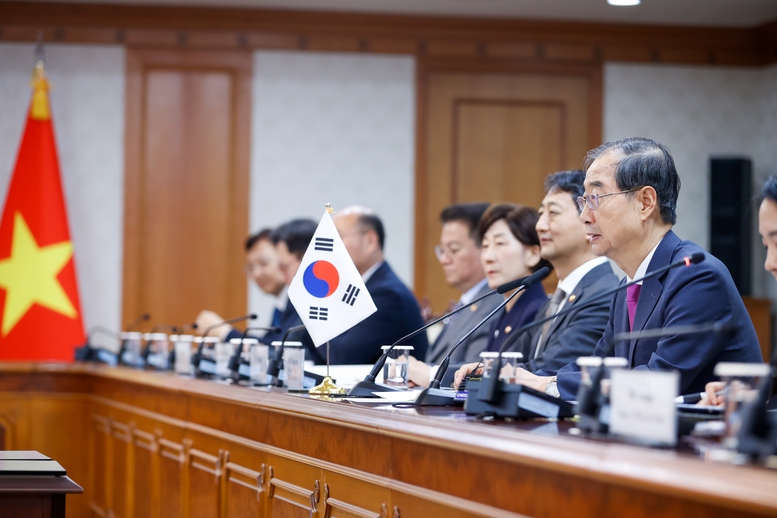 Thủ tướng Han Duck Soo cảm ơn Thủ tướng Phạm Minh Chính đã hai lần chủ trì hội nghị đối thoại với doanh nghiệp Hàn Quốc, góp phần tháo gỡ khó khăn, tạo điều kiện thuận lợi cho các doanh nghiệp Hàn Quốc kinh doanh, đầu tư tại Việt Nam - Ảnh: VGP/Nhật Bắc