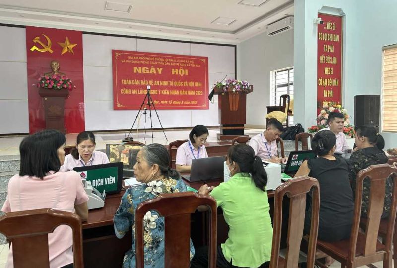Ngân hàng Chính sách xã hội huyện Ba Chẽ giải ngân cho người dân xã Đồn Đạc vay vốn phát triển kinh tế gia đình.