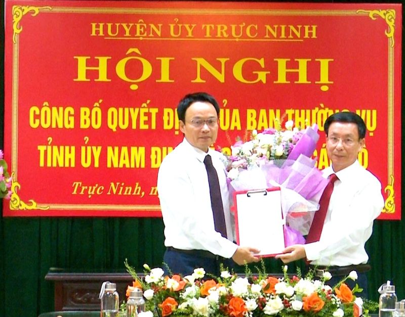 Chủ tịch UBND tỉnh Nam Định Phạm Đình Nghị (bên phải) trao quyết định, chỉ định ông Phạm Thành Trung