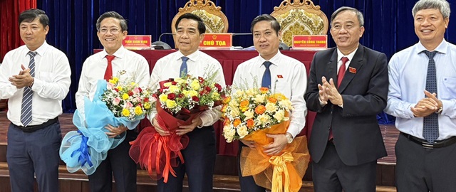 Ông Trần Nam Hưng (thứ hai từ trái qua) và ông Phan Thái Bình (thứ tư từ trái qua) được bầu giữ chức vụ phó chủ tịch UBND tỉnh Quảng Nam