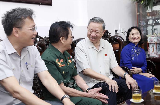 Chủ tịch nước Tô Lâm thăm, tặng quà ông Nguyễn Quốc Sông là thương binh hạng 3/4, tại phường Lê Lợi, thành phố Hưng Yên