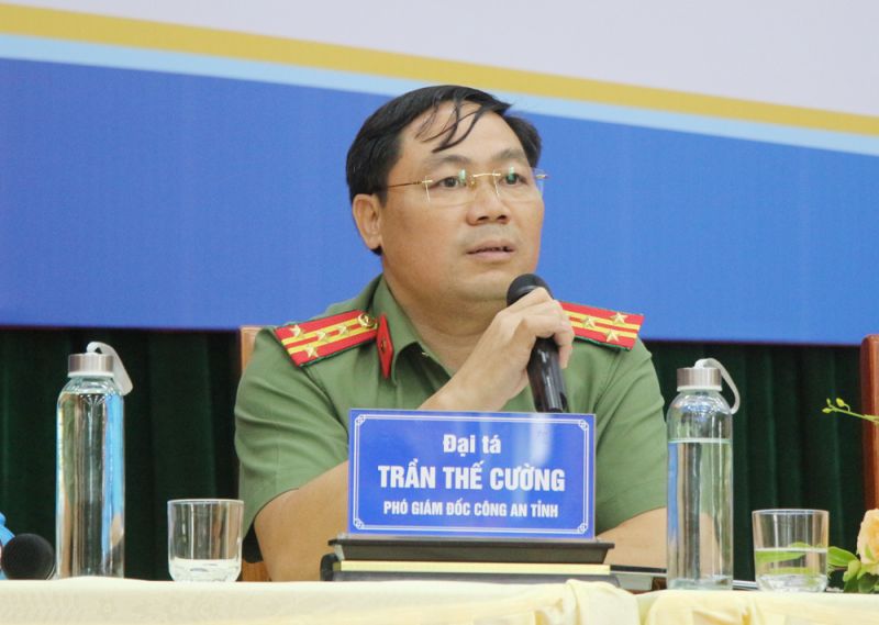 Đại tá Trần Thế Cường, Phó Giám đốc Công an tỉnh trao đổi tại diễn đàn.