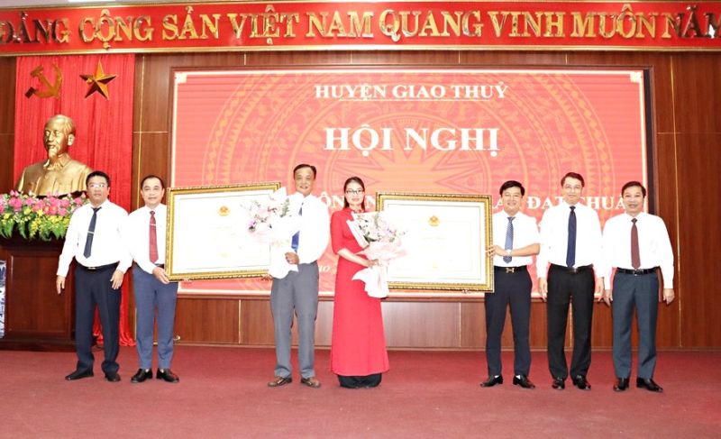 Các đồng chí Thường trực Huyện ủy trao bằng công nhận thị trấn Ngô Đồng, thị trấn Quất Lâm đạt chuẩn đô thị văn minh.