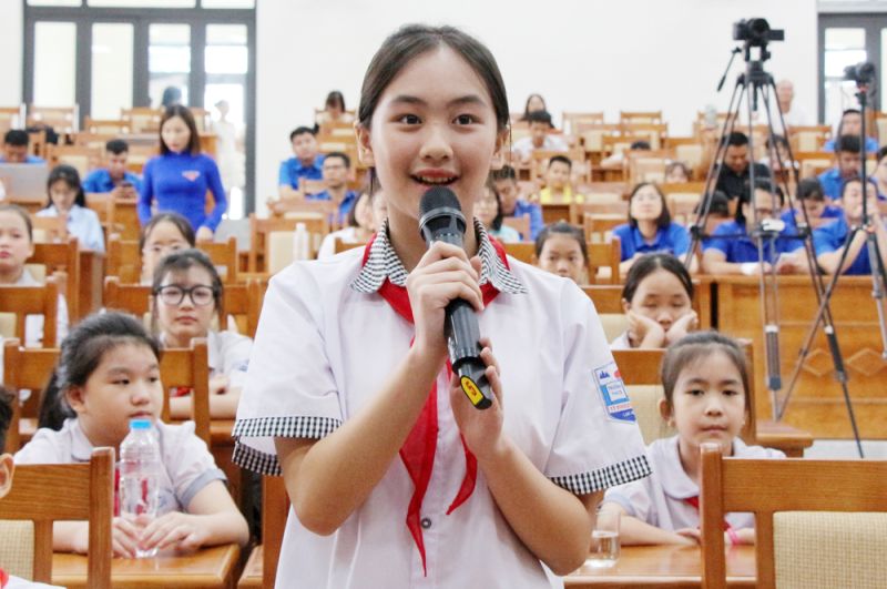 Em Hoàng Thị Minh Châu, học sinh Trường THCS thị trấn Phương Sơn (Lục Nam) nêu ý kiến về bạo lực học đường.