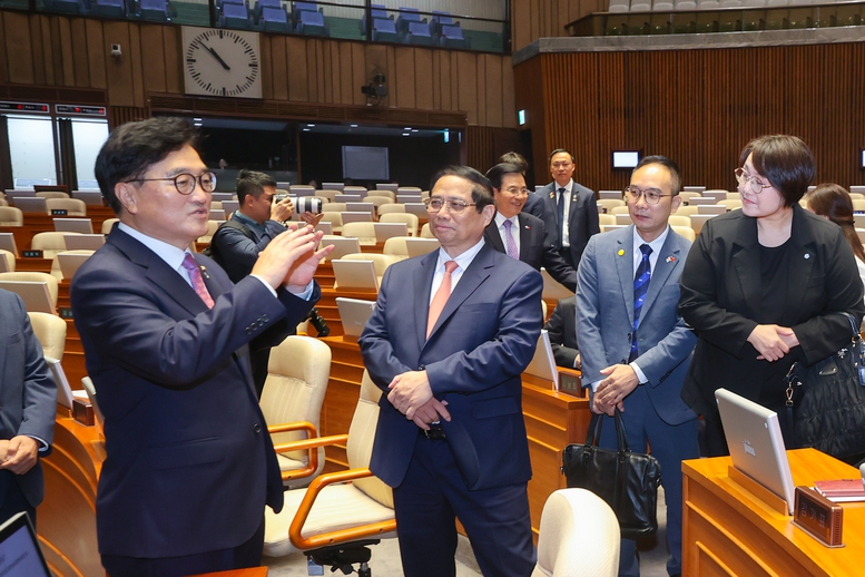 Chủ tịch Quốc hội Hàn Quốc Woo Won Shik giới thiệu với Thủ tướng Chính phủ Phạm Minh Chính về Nhà Quốc hội Hàn Quốc - Ảnh: VGP/Nhật Bắc