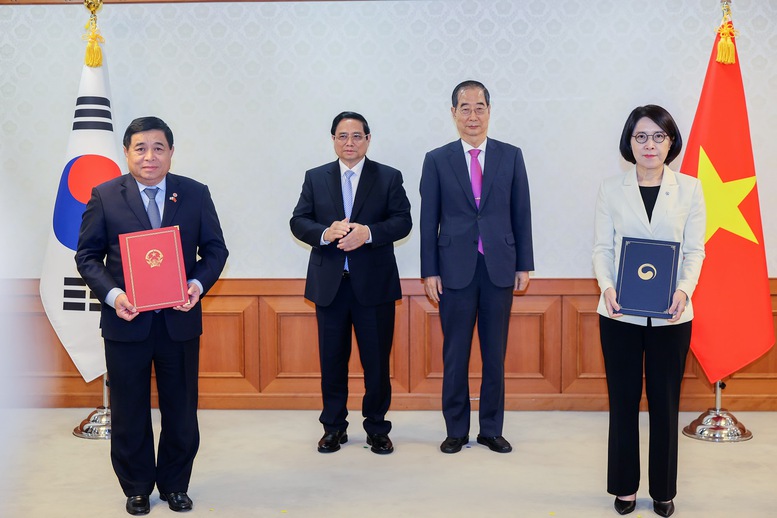 Thủ tướng Phạm Minh Chính và Thủ tướng Hàn Quốc Han Duck Soo chứng kiến trao Bản ghi nhớ giữa Bộ Kế hoạch và Đầu tư Việt Nam và Bộ Ngoại giao Hàn Quốc về viện trợ không hoàn lại của Hàn Quốc cho Việt Nam - Ảnh: VGP/Nhật Bắc