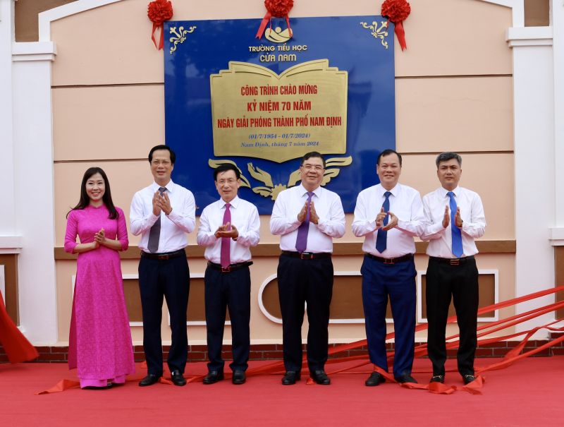 lãnh đạo tỉnh Nam Định và lãnh đạo TP. Nam Định đã thực hiện nghi thức gắn biển công trình Trường Tiểu học Cửa Nam.