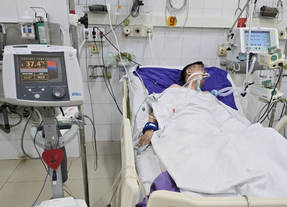 Bệnh nhân T. được điều trị tích cực bằng kỹ thuật hạ thân nhiệt chỉ huy tại khoa Hồi sức tích cực – Thận nhân tạo, Bệnh viện Đa khoa tỉnh Quảng Ninh.