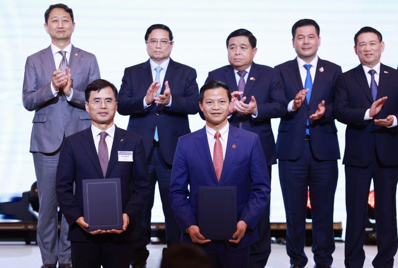Phó Chủ tịch Thường trực UBND tỉnh Bắc Ninh Vương Quốc Tuấn trao Bản ghi nhớ cho Tổng Công ty LH.