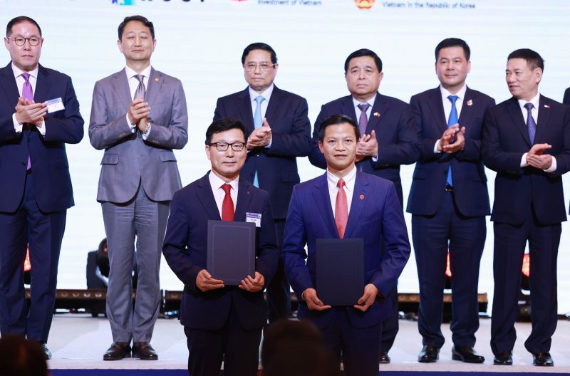 Phó Chủ tịch Thường trực UBND tỉnh Bắc Ninh Vương Quốc Tuấn trao điều chỉnh Giấy chứng nhận đầu tư cho Công ty Amkor.