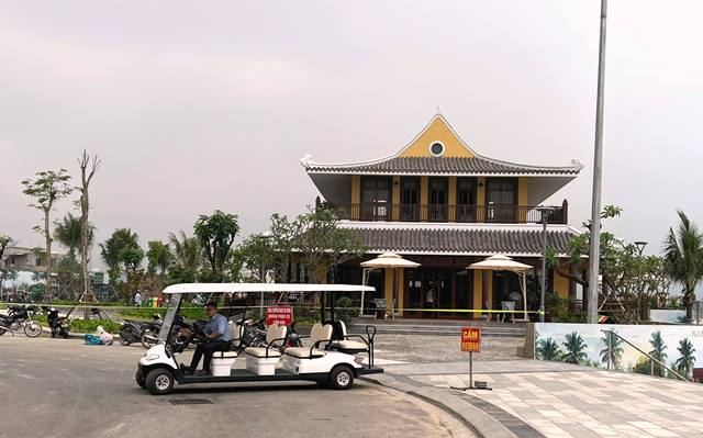 Xe điện 4 bánh hoạt động trên đường Nguyễn Tất Thành. Ảnh: Hoàng Hữu Quyết