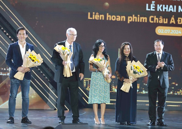Thứ trưởng Tạ Quang Đông tặng hoa cho Ban giám khảo DANAFF II
