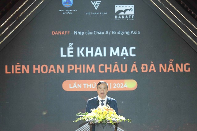 Chủ tịch UBND thành phố Lê Trung Chinh phát biểu tại lễ khai mạc